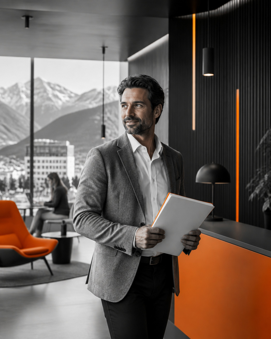 Professionnel formalisant les actions après un échange.