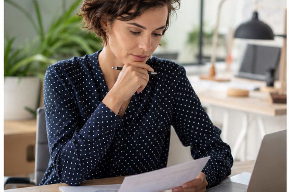 Professionnelle qui apprend à arrêter de vouloir plaire au travail