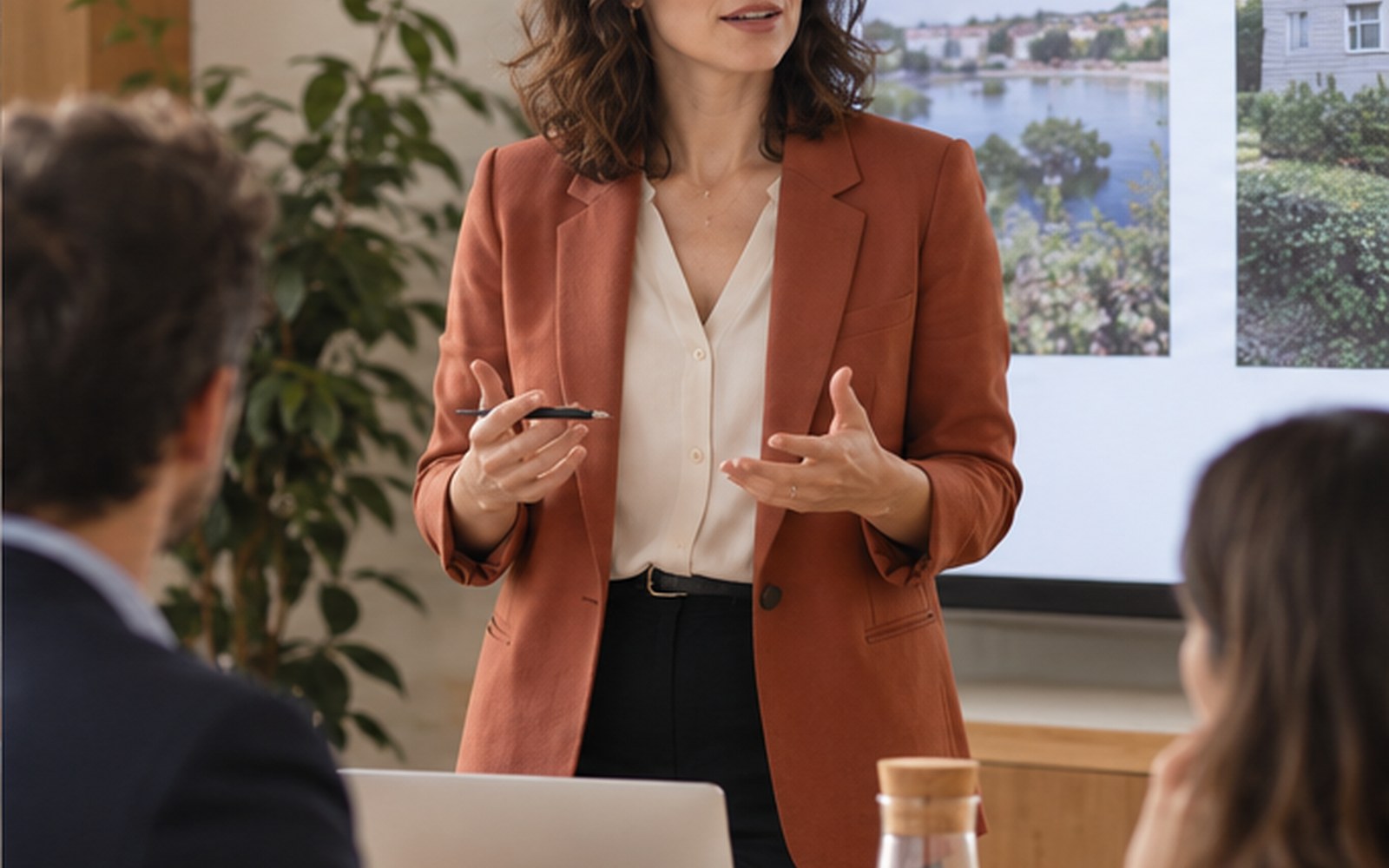 Professionnelle présentant une recommandation à son équipe.