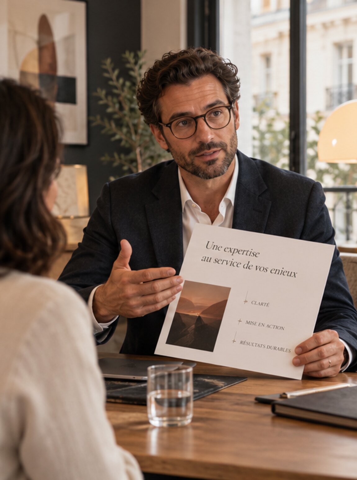 Entrepreneure présentant une proposition structurée à un client