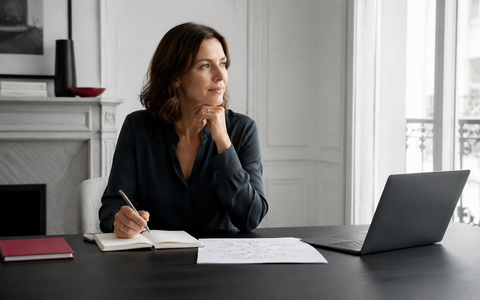 Professionnelle préparant un projet de reconversion professionnelle