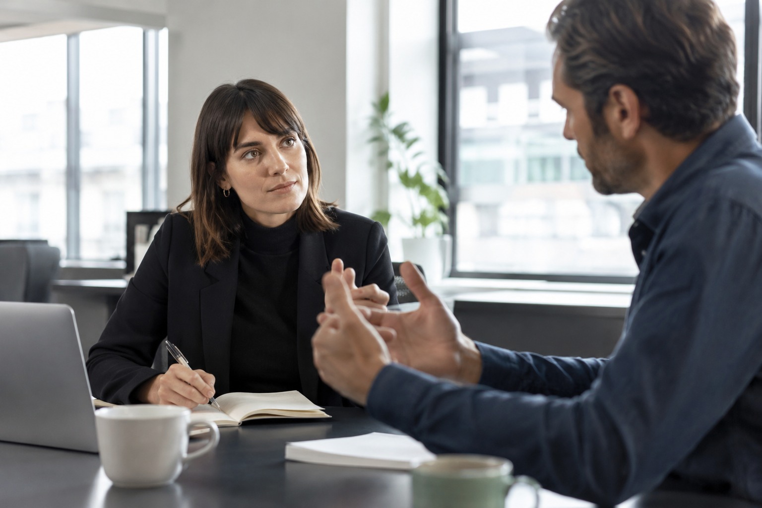 Professionnelle recevant un retour constructif